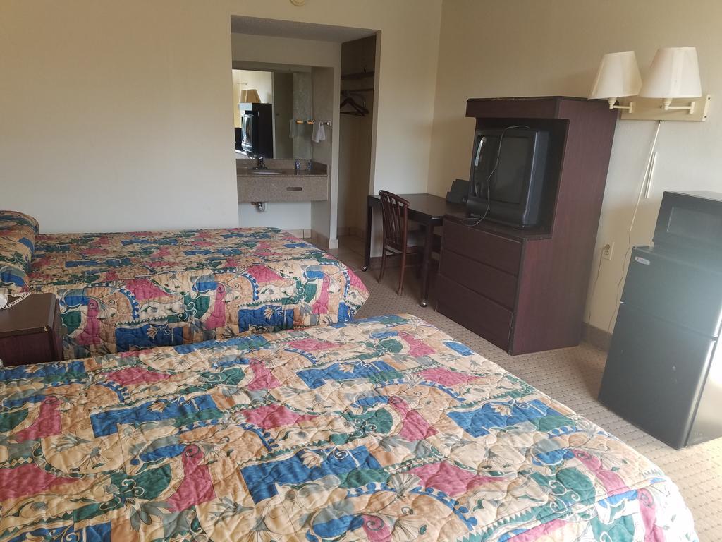 American Inn Skippers/Emporia Area ภายนอก รูปภาพ