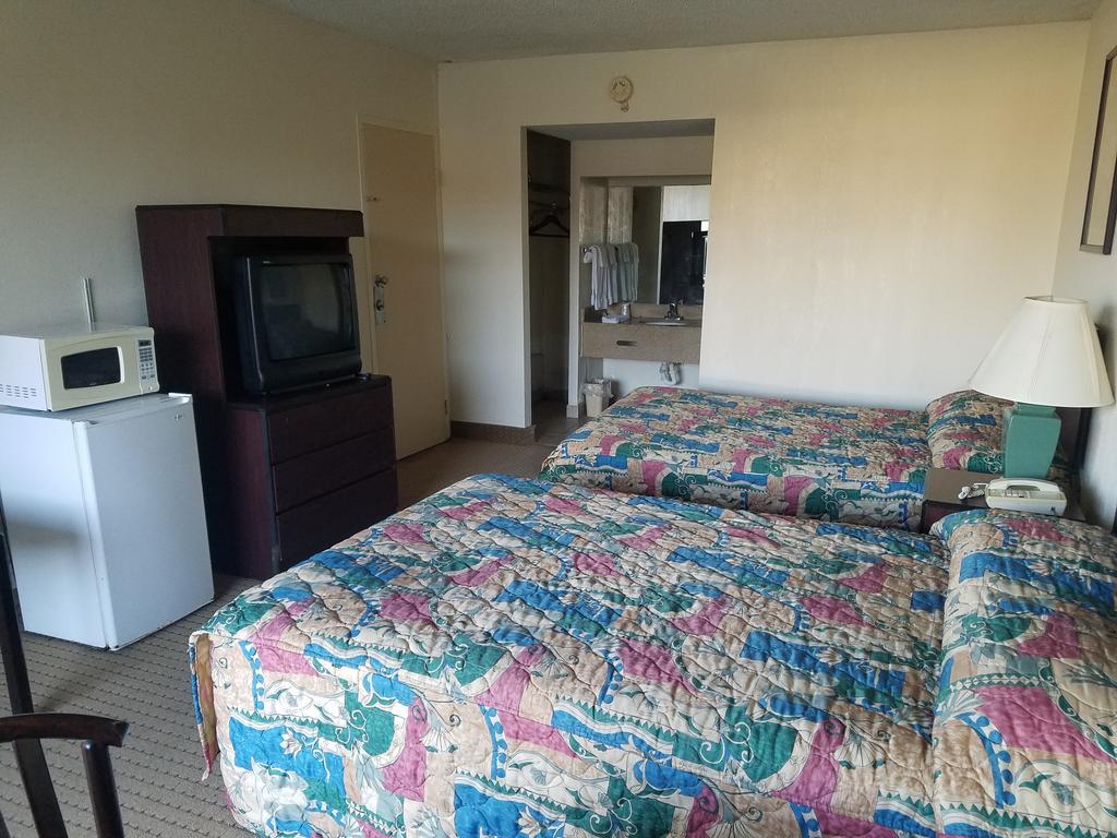American Inn Skippers/Emporia Area ภายนอก รูปภาพ