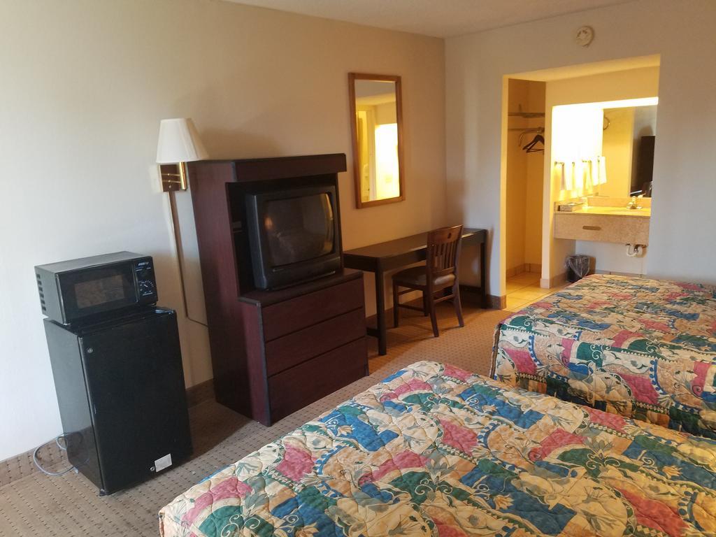 American Inn Skippers/Emporia Area ภายนอก รูปภาพ